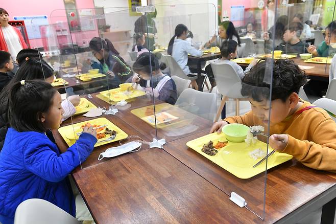 서울 중계동 노원 융합형 아이휴센터 내 ‘아동식당’에서 지난 10일 어린이들이 저녁밥을 먹고 있다. 노원구 제공