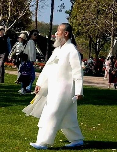 4월 9일 오후 역술인 천공이 순천만정원박람회장을 찾아 일행과 함께 경관정원 등 다양한 테마정원 곳곳을 둘러 본 것으로 알려졌다. ⓒ독자 제공