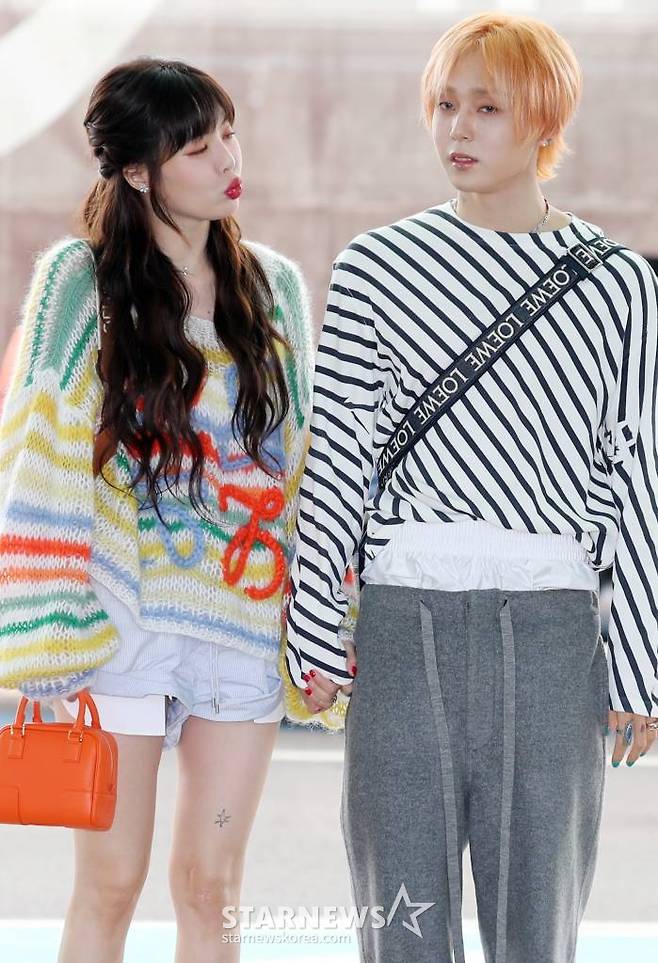 가수 현아(HyunA)와 던(DAWN)이 프랑스 파리 패션위크 참석 차 20일 오전 인천국제공항을 통해 출국하고 있다. 2022.06.20 /사진=임성균 기자 tjdrbs23@