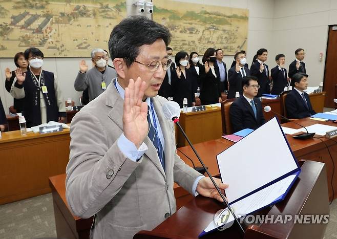 '정순신 아들 학폭' 청문회 증인 선서 (서울=연합뉴스) 이정훈 기자 = 14일 오전 국회 교육위원회에서 열린 정순신 자녀 학교폭력 진상조사 및 학교폭력 대책 수립을 위한 청문회에서 김성규 서울대 부총장이 대표 증인 선서를 하고 있다.
정 변호사는 지난달 31일 열렸던 앞선 청문회와 마찬가지로 불출석 사유서를 제출하고 출석하지 않았다. 2023.4.14 uwg806@yna.co.kr
