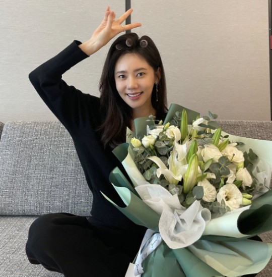 Choo Ja-hyun greeted her instagram with a bouquet emoticon on the 14th.Choo Ja-hyun held a bouquet much bigger than his body in his arms and laughed brightly with a V.Han Ji-min, who saw this, said, I miss you, my sister. I also missed Choo Ja-hyun with a faint comment.On the other hand, Choo Ja-hyun married Xiaoguang Yu in 2017 and has a son in the suburbs and met with viewers last year with tvN Little Women.