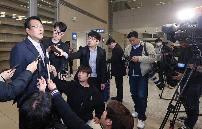 미국 워싱턴 방문을 마친 김태효 국가안보실 1차장이 15일 오후 인천국제공항 제2여객터미널을 통해 입국한 뒤 취재진 질문에 답하고 있다. 연합뉴스