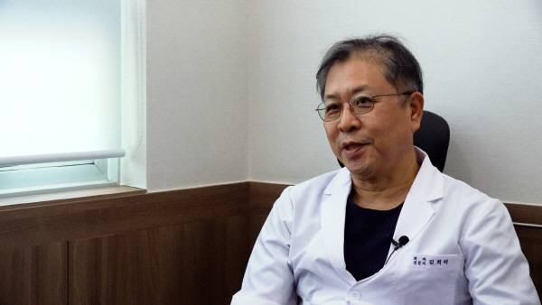 대한민국 ‘잠수의학 개척자’ 바른길병원 김희덕 박사. 김동균 인턴