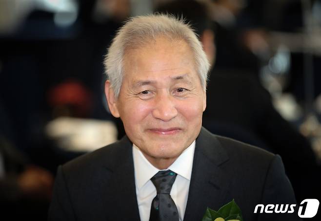 19일 서울 중구 프레스센터에서 열린 제4회 4·19 민주평화상 시상식에서 수상자로 선정된 배우 안성기가 미소 짓고 있다. 2023.4.19/뉴스1 ⓒ News1 이동해 기자