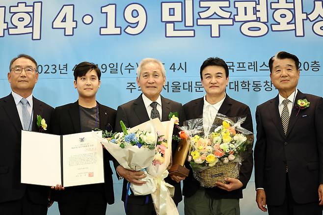 Actor Ahn Sung-ki showed a better health than before.Ahn Sung-ki received the 4th and 19th Min-JuPeace Prize at the 4th and 19th Min-JuPeace Prize Awards held at the Korea Friendship Center in Taepyeong-ro, Jung-gu, Seoul on the afternoon of the 19th.Ahn Sung-ki attended the opening ceremony of Bae Chang-hos special exhibition last September and regretted that blood cancer is recurring and battling disease.Ahn Sung-ki, who wore a wig on his swollen face at the time, was on stage with the support of actor Kim Bo-yeon, who seemed uncomfortable, and bought fans worries.However, Ahn Sung-ki appeared to be healthier at the awards ceremony. Ahn Sung-ki, who appeared as a gray hair without a wig, was pleased with his unique benevolent smile with a swelling face.Ahn Sung-ki, who won the 4 and 19 Min-JuPeace Prizes on the day, said, I am grateful for the deep impression that comes from deep inside my heart. I have received many awards related to movies, but I have received 4 and 19 Min-JuPeace Prizes I am undeserved, I have never experienced pride, and I am also an indignant special prize. Ahn Sung-ki said, Today, I have the courage to reveal for the first time my life view that I have lived with the belief that I must practice and keep it even beyond the seventh grade. In short, when I leave a movie star and return to a natural person of a person, I have lived in the consciousness of being a native man of the Republic of Korea, and I am constantly aware of the idea that I should live in harmony with the fountain. It is said that there is a difference between the two. We want to be a warm and respectful society.Ahn Sung-ki said, I have been battling disease for a while because of a health problem when I was worried about what to do last in my life.But now I have almost recovered my health. He said, I think this great prize given to me is a precious and honorable gift that has inspired me to have a new dream.I will not give up hope to devote my life to finding out what I can do to increase the happiness index of our society, though it is a small power with my passion in my remaining life. At the awards ceremony, Kim Dong-ho, former executive director of the Pusan International Film Festival, attended the congratulatory address, and Park Joong-hoon and his second son An-Philip kept Ahn Sung-ki in the Winner family seat.On the other hand, the 4th and 19th Min-JuPeace Prizes are the awards established by the Seoul National University College of Liberal Arts in 2020 to succeed and spread the spirit of 4 and 19 revolutions.Ahn Sung-ki has been a goodwill ambassador for UNICEF for 30 years since 1993 and has continued his service and relief efforts.In 2011, he was selected as the winner of this years award for his contribution to the public service by serving as chairman of the Shin Young-kyun Foundation for Arts and Culture.