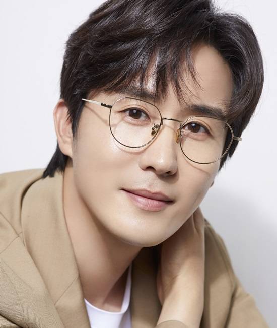 가수 신유는 귀공자 이미지와 특유의 미성 보이스가 매력이다. 그가 부른 노래는 색깔이 분명하다. 그는 다음달 2일 독립영화 동명 OST 곡 '왜 그렇게 사셨어요'를 발매한다. /SY기획