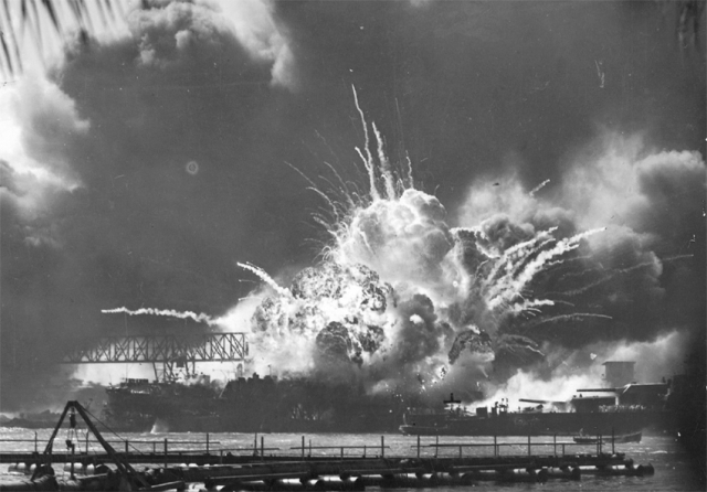 ▲ 1941년 12월7일에 벌어졌던 일본군의 진주만 공습. 미국에게 선전포고문이 전달된 것은 공습 1시간 뒤였다.