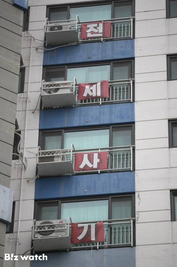 20일 전세 사기 피해로 인한 세 번째 사망자가 발생한 인천 미추홀구의 한 아파트 입구에 '전세 사기'를 알리는 현수막이 붙어 있다./사진=이명근 기자 qwe123@