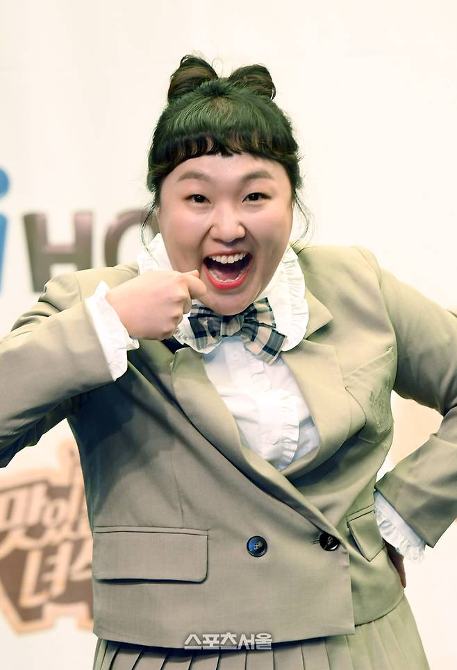 이수지가 20일 서울 마포구 스탠포드호텔에서 진행된 iHQ ‘맛있는 녀석들’ 제작발표회에서 취재진을 향해 포즈를 취하고 있다. 오는 21일 방송되는 ‘맛있는 녀석들’ 시즌2는 시즌1 멤버인 유민상에 데프콘, 이수지, 김해준이 합류해 새롭게 출발한다. 2023. 4. 20. 박진업기자 upandup@spotsseoul.com