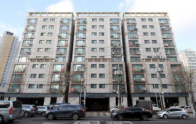 전세 사기 피해자들이 속출한 것으로 알려진 인천시 미추홀구 모 아파트. 건축업자 A(62)씨 등은 2021년 3월부터 2022년 7월까지 인천시 미추홀구 일대 아파트와 빌라 등 공동주택 327채의 전세 보증금 266억원을 세입자들로부터 받아 가로챈 혐의 등을 받고 있다./연합뉴스