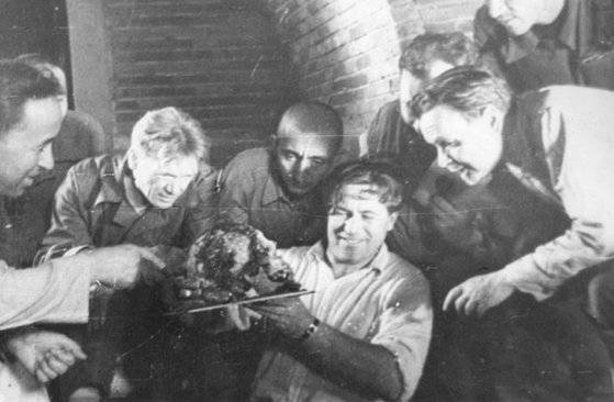 티무르의 인골을 들고 있는 고고학자 게라시모프.