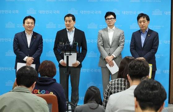 국민의힘 박대출(왼쪽 두번째) 정책위의장이 23일 오후 국회 소통관에서 당ㆍ정 전세사기대책 협의 결과 브리핑 뒤 취재진 질문에 답하고 있다. 왼쪽부터 원희룡 국토교통부 장관, 박 정책위의장, 한동훈 법무부 장관, 김주현 금융위원장. 연합뉴스