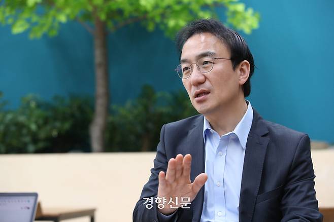 강정수 전 청와대 디지털소통센터장이 17일 서울 중구 정동 경향신문사에서 주간경향과 인터뷰하고 있다. /김창길기자