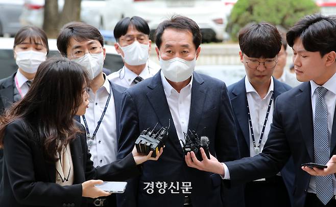 더불어민주당 ‘2021년 전당대회 돈봉투 의혹’ 핵심 피의자인 한국수자원공사 상임감사위원 강래구(58)씨가 21일 구속 전 피의자 심문(영장심사)을 받기 위해 서울 중앙지방법원에 들어서고 있다. 김창길 기자