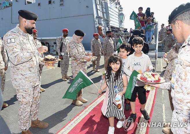 사우디아라비아 군인들이 수단에서 안전하게 철수해 제다에 도착한 아이들에게 초콜릿을 나눠주고 있다. [AFP 연합뉴스 자료사진. 재판매 및 DB 금지]