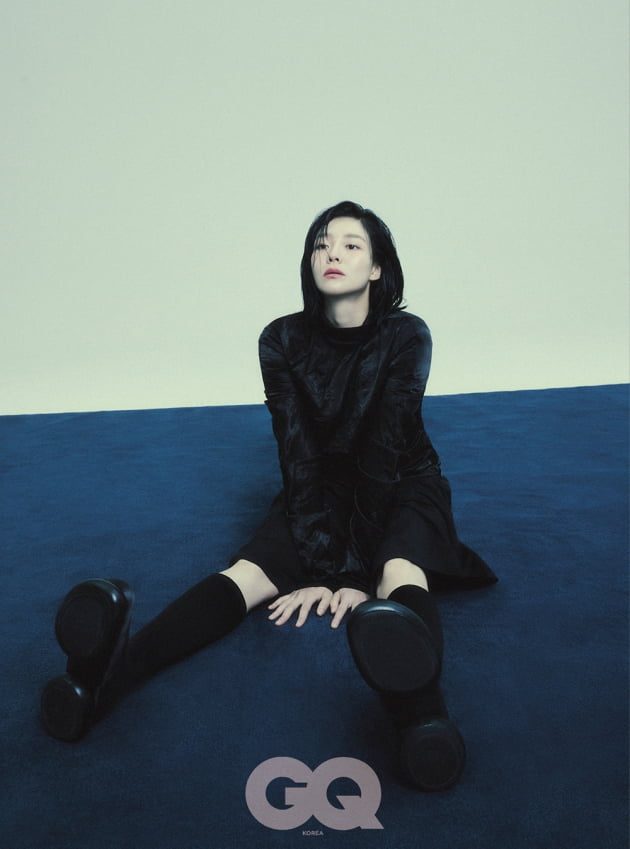 The actor Esom exuded a mysterious charm.On the 24th, a picture of Esoms charm was unveiled, attracting eye-catching glimpses of her unique atmosphere.In the open photo, Esom completes the picture with a mood that reminds me of a scene in the movie. I gaze at the camera with a mirror, and I gaze at a certain place and overwhelm the atmosphere with my precious eyes.This concept, which is the warmest color and the most Esom down color, doubles her charm.In a subsequent interview, Esom amplified his curiosity by telling the story of the Netflix series  ⁇  Delivery man  ⁇ , which will be released from the recently released Netflix movie  ⁇  Kill Boksoon  ⁇ .The question of what I feel more and more valuable in living here is that I have a lot of days to walk because I have a lot of days to walk.  These days I walk on a road that is not common because it is so common.I walk a close and common road and observe a lot of people. On the other hand, the background of the Netflix series  ⁇ Delivery man ⁇ , which tells the story of Esom as a military intelligence officer, is a future Korean peninsula that can not live without oxygen co-workers due to extreme air pollution, where the legendary Delivery man 5-8 and refugee April! It is the story of what happens when we confront the Thousand group that dominates the world.