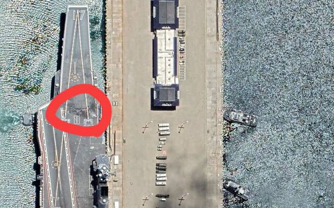 2021년6월 조선소에 입항한 산둥함 갑판 위에 구멍이 숭숭 나 있는 모습(붉은 원 안)이 위성사진에 찍혔다. /시노디펜스포럼