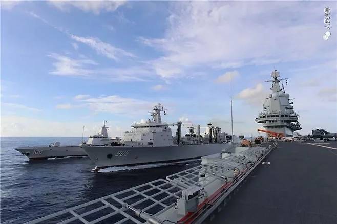 중국 산둥함 항모(오른쪽)와 종합보급함 차간후함(가운데). 차간후함은 산둥함 항모전단의 괌 해역 훈련에 동행해 연료 보급을 맡았다. /중국 해군