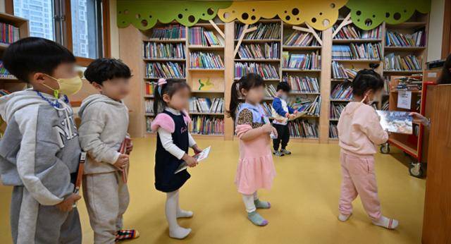 6일 서울의 한 국공립 유치원에서 원생들이 도서관에서 책을 빌리는 활동을 하고 있다. 최주연 기자