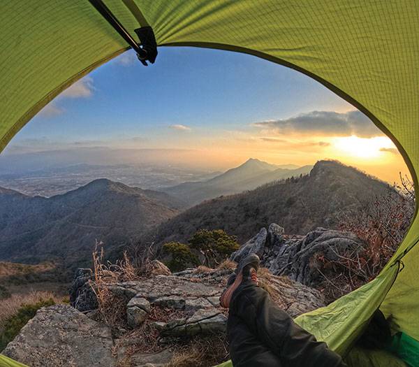 절벽 끝 고즈넉한 자리에 텐트를 치고 문 밖을 바라보고 있으면, 펜트하우스 부럽지 않다.