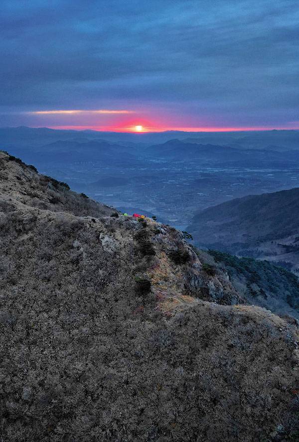 능선 위의 야영지. 동쪽으로 담양군과 함께 일출을 감상할 수 있다.