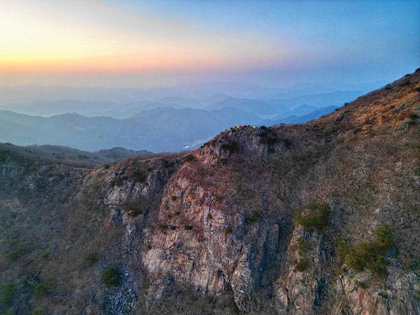 투구봉에서 시작되는 절벽은 정상까지 병풍처럼 펼쳐 있다. 드론을 날리며 시간 가는 줄 모른 채 절벽을 탐닉했다.