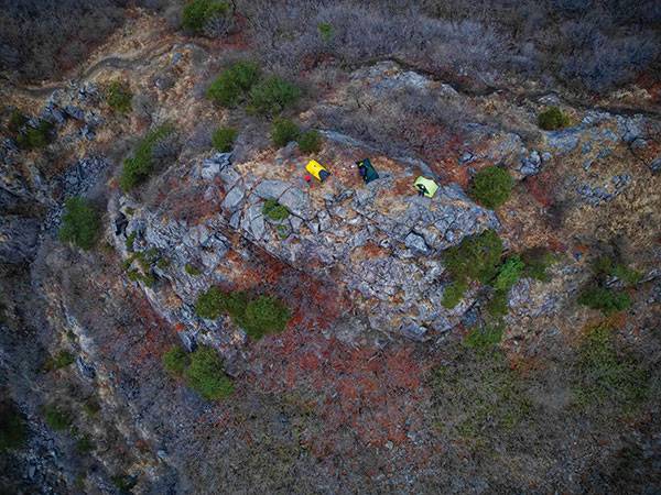 드론으로 촬영한 항공샷. 평화로운 평지 같지만 깎아지른 절벽 위다.