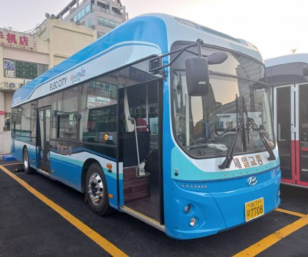 인접도시인 경남 통영~거제 간 대중교통 광역환승할인제가 26일부터 본격 시행된다. 사진은 거제 시내버스. 거제시 제공