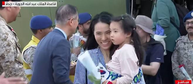 무력 충돌이 발생한 수단에서 철수한 우리 교민들이 4월24일(현지 시각) 사우디아라비아 제다 공항에 도착해 수송기에서 내리고 있다. ⓒ 사우디 국영방송 알아라비야 방송 캡처