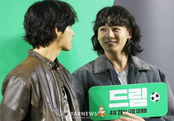 방탄소년단 뷔, 정국이 24일 오후 서울 강남구 삼성동 메가박스 코엑스에서 진행된 영화 '드림' VIP 시사회에 참석해 포즈를 취하고 있다. '드림'은 개념 없는 전직 축구선수 홍대(박서준 분)와 열정 없는 PD 소민(아이유 분)이 집 없는 오합지졸 국대 선수들과 함께 불가능한 꿈에 도전하는 이야기를 그린 영화. 오는 26일 개봉. 2023.04.24 /사진=김창현 기자 chmt@