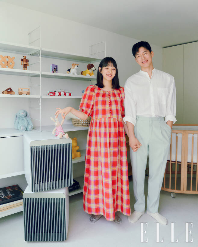 Elle Magazine released a picture with Kim Moo Yeol and Yoon Seung-ah on the 25th.The filming took place at the home of actors Kim Moo Yeol and Yoon Seung-ah, who had been renovated before the birth.The main color of the interior selected by Yoon Seung-ah is sage green, which seems to contain sunlight. The sage green color of furniture as well as household appliances adds a warm atmosphere to the space.Yoon Seung-ah in the picture showed a throbbing smile ahead of the birth, while Kim Moo Yeol was looking at Yoon Seung-ah lovingly, causing excitement. The couple held hands and boasted of a loving couple.Meanwhile, Yoon Seung-ah Kim Moo Yeol married in April 2015 and is currently living with four dogs. Yoon Seung-ah, who reported her pregnancy last December, is about to give birth in June.