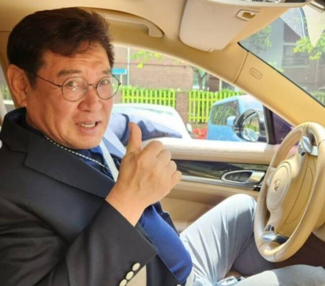 The news of Cho Hyeong-gi, who stopped broadcasting, was reported.On the 25th, actor Han Ji-Il released several photos of Cho Hyeong-gi on his social network service.In the photo, Cho Hyeong-gi smiled with his thumb raised in the drivers seat of a luxury foreign car brand P. Han Ji-Il said,Cho Hyeong-gi actor who met in a long time .Cho Hyeong-gi was sentenced to prison for a Drunk Driving corpse abandonment case in the past. It was a shocking incident that led to the death of a person by driving under the influence of alcohol.Cho Hyeong-gi, who was sentenced to five years in prison, was released after a year and resumed his activities immediately after his release; his activities continued until 2017.However, after the incident, Cho Hyeong-gi failed to erase the tag of Drunk driving corpse and stopped working on subsequent public criticism.After Cho Hyeong-gi disappeared, various broadcasters took measures such as mosaicizing his face when Cho Hyeong-gis footage was exposed, effectively removing him from the broadcasting industry.Cho Hyeong-gi, who stopped broadcasting, is known to have settled in the United States, but this recent situation has led to the question of whether he lives in Korea.Prior to Cho Hyeong-gis recent update, Drunk driving and three-member singer The Legend of Haolan attempted to return through the broadcast, but they were hit by public opinion.The Legend of Haolan was on stage on April 9th as MBC Masked Wang as Funky Fox.The Legend of Haolan announced on the air that I will announce a new single soon, and I will meet you soon.Controversy erupted shortly after The Legend of Haolans broadcast aired.The Legend of Haolan, who had made three scandals with Drunk driving, was criticized by the production crew of the Masked King who appeared on the air.Actor Park Si-yeon is also starting a comeback with a two-year residence period with Drunk driving.Park Si-yeon reported in March that Yoo Bin, a former member of the group Wonder Girls, signed an exclusive contract with Le Enter, the agency she heads, and later appeared in various official appearances and announced that she will continue her main job with the movie Underground.Park Si-yeon was caught twice by Drunk driving, and an innocent citizen was injured when he was drunk and hit another vehicle.