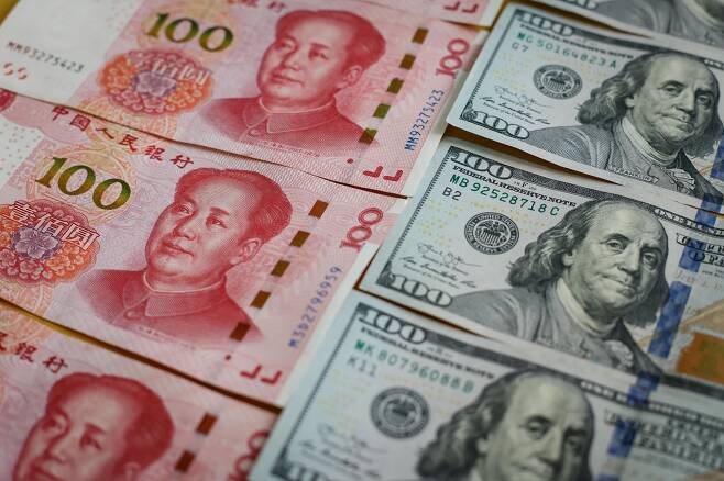 중국의 100위안 지폐와 미국 100달러 지폐를 나란히 배치한 모습.