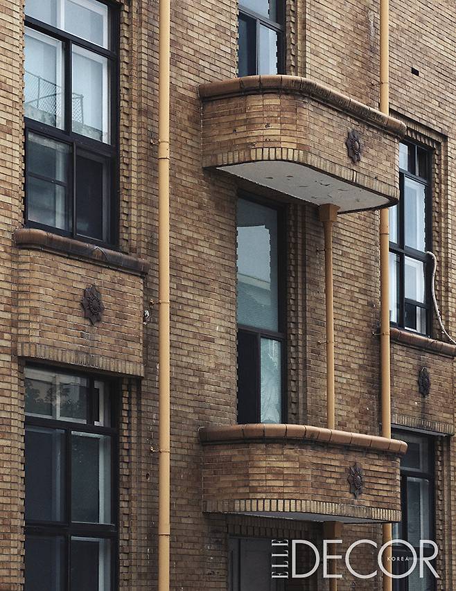 당시 유행처럼 즐겨 사용된 스크래치 타일의 외벽. 충남도청 구청사 본관은 30~40년대의 근대 도시가 지닌 활력과 경쾌함, ‘모던’ 대전의 상징이다.