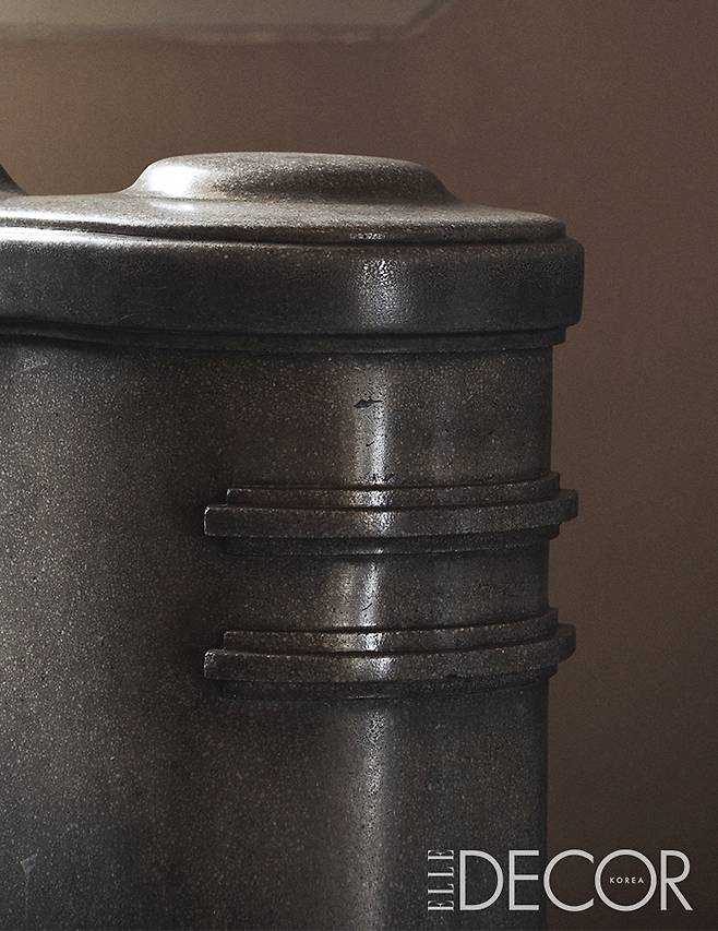 중앙 계단의 난간대를 지지하는 1층 바닥의 엄지 기둥에도 띠를 둘러 장식했다.