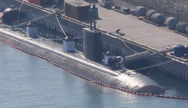 지난 2월26일 해군작전사령부 부산기지에 미국 핵 추진 공격잠수함 스프링필드(SSN 761·6천t급)가 정박해 있다. 연합뉴스