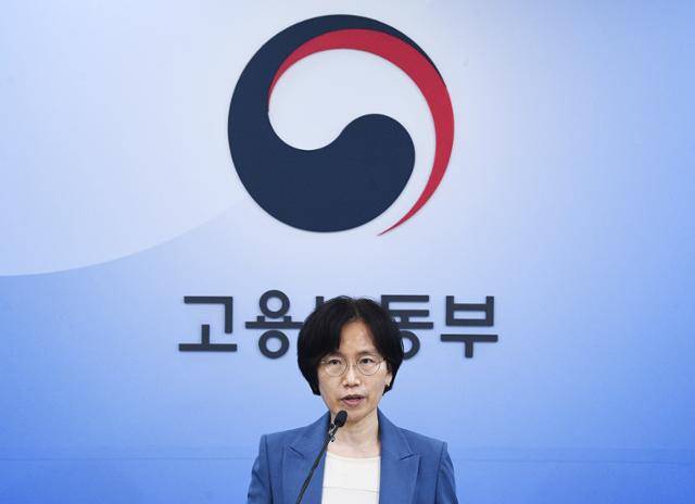 정향숙 고용노동부 노동시장조사과장이 27일 오전 세종시 정부세종청사에서 올해 3월 사업체 노동력 조사 결과를 발표하고 있다. 세종=뉴스1