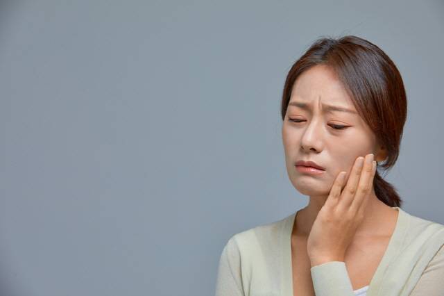 뜨겁고 짠 국물을 자주 먹거나, 치아로 테이프를 뜯는 등의 행동은 치아가 빨리 상하게 한다./사진=게티이미지뱅크
