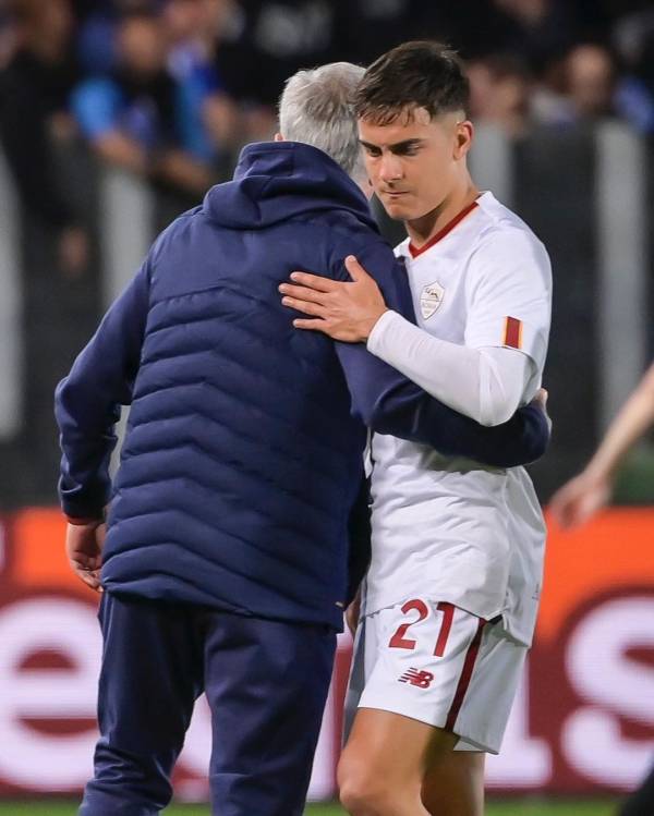 조세 무리뉴 감독과 디발라의 모습. 사진=AS로마 SNS