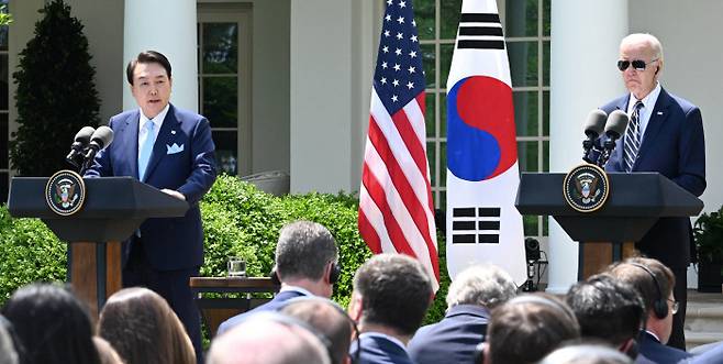 로즈가든서 공동 회견 윤석열 대통령과 조 바이든 미국 대통령이 26일(현지시간) 한·미 정상회담 직후 워싱턴 백악관 로즈가든에서 공동 기자회견을 하고 있다. 워싱턴 | 김창길 기자