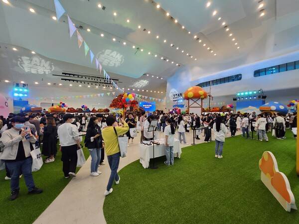 - 순식간에 사람들로 가득찼다