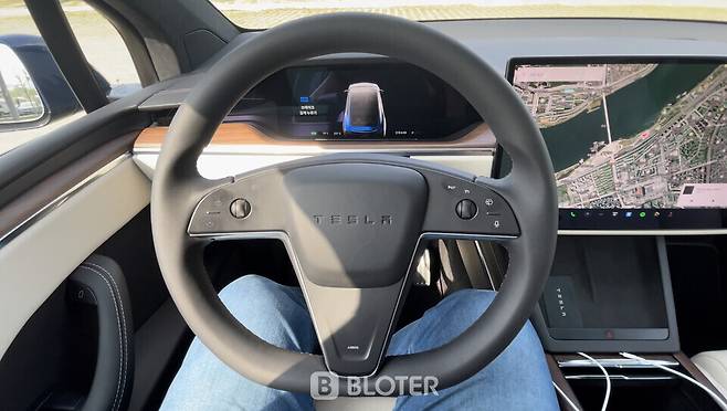 테슬라 모델 X 시승차에 탑재된 일반형 스티어링 휠 모습 (사진=조재환 기자)