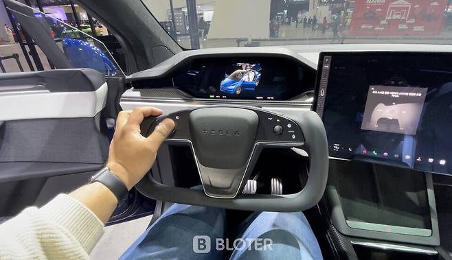 지난달 31일 2023 서울모빌리티쇼 현장에는 요크 스티어링 휠이 장착된 테슬라 모델 X가 전시됐다. (사진=조재환 기자)