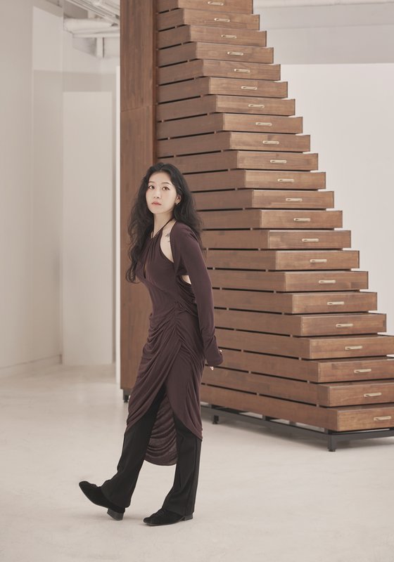 자신의 작품 '시간의 계단' 앞에서 선 아티스트 신단비. 사진 장현우(스튜디오 프래크)
