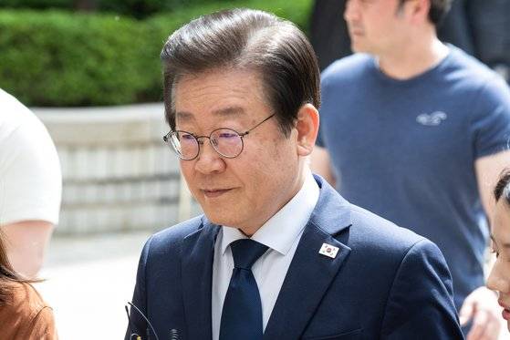 이재명 더불어민주당 대표가 28일 서울 서초구 서울중앙지방법원에 들어서고 있다. 뉴스1