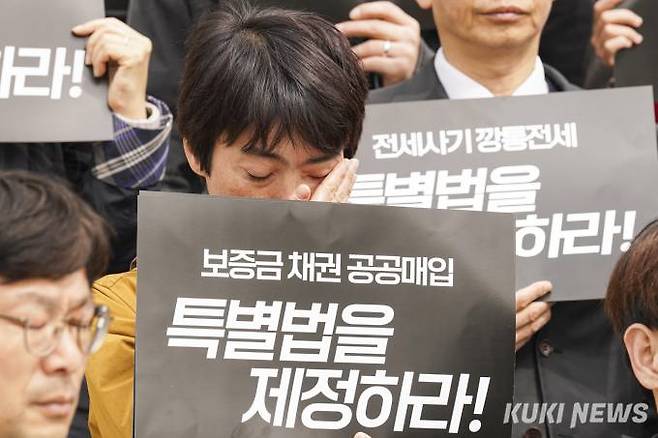 26일 오전 서울 여의도 국회 본청 앞 계단에서 '전세사기·깡통전세 특별법 제정 촉구 기자회견'이 열리고 있다. 사진=임형택 기자