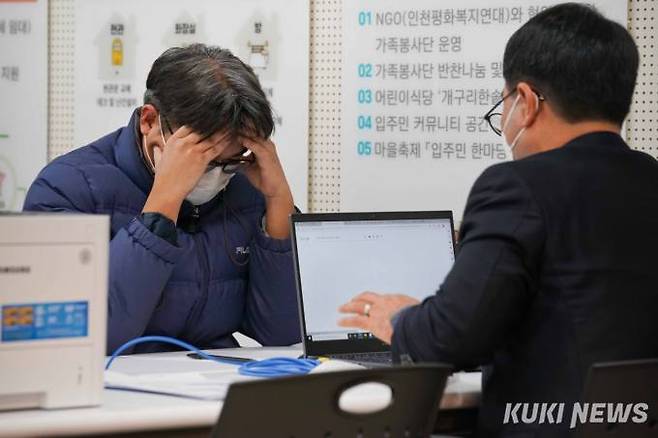 지난 1월31일 오전 인천 부평구 더샵 부평센트럴시티 상가 A동에 임시 개소한 ‘인천시 전세피해 지원센터’에서 전세사기 피해자들이 상담을 받고 있다. 사진=임형택 기자