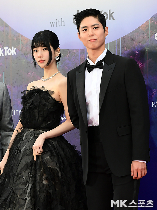  ⁇ Baeksang Arts Award for Most Popular Male in Baeksang Arts Award for Best TV Drama.The 59th Baeksang Arts Awards Red Carpet event was held in Incheon Paradise City on the afternoon of the 28th.Park Bo-gum, Bae Suzy have Red Carpet photo time.The female segment is contested by Kim Ji-won (My Liberation Diary), Kim Hye-soo (Shrup), Park Eun-bin (Weird Lawyer Woo Young Woo), Song Hye-kyo (The Gloria) and Bae Suzy (Anna).The nominees for the award were Gian 84, Kim Kyung-wook, Kim Jong-guk, Jeon Hyun-moo, Hwang Je-sung, Kim Min-kyung, Park Se-mi, Lee Bae Suzy, Lee Eun-ji and Joo Hyun-young. The award ceremony MC was Shin Dong-yeop, Bae Suzy and Park Bo-gum.