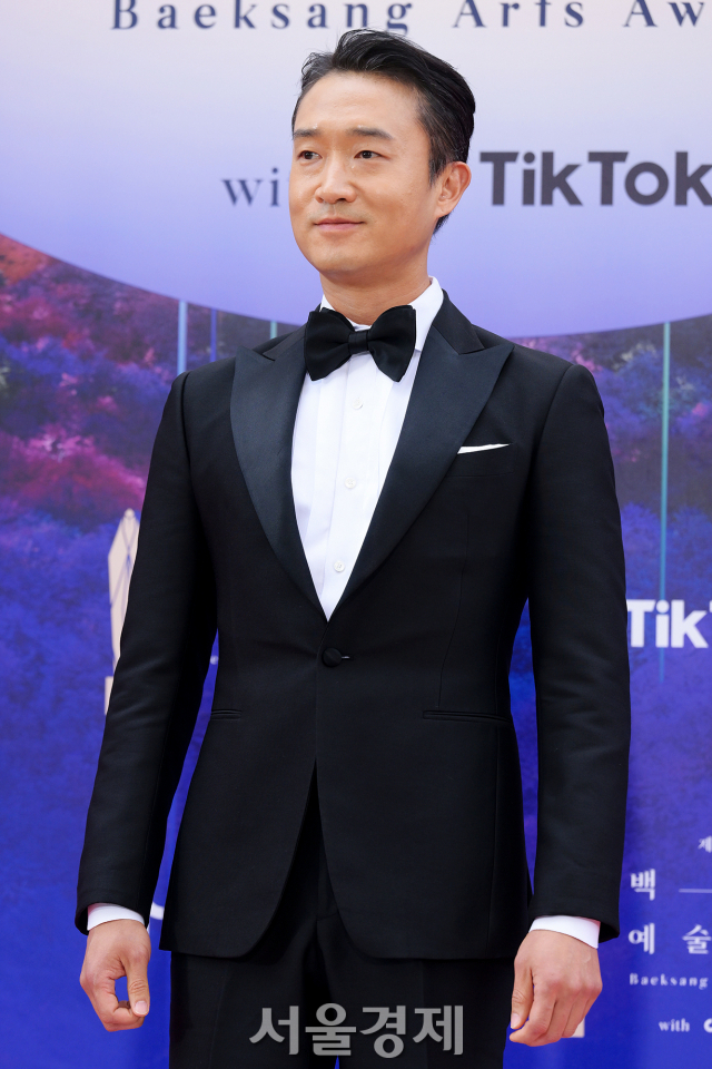Actor Jo Woo-jin poses on the red carpet at the 59th Baeksang Arts Awards ceremony held at Paradise City Hotel in Jung-gu, Incheon on the afternoon of the 28th.