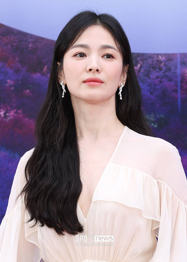 The 59th Baeksang Arts Awards red carpet event was held in Paradise City, Yeongjong-do, Incheon on the afternoon of the 28th. Actor Song Hye-kyo poses.